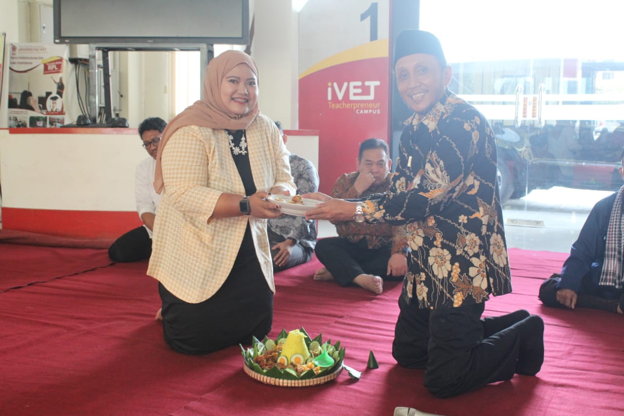 Dies Natalis Universitas Ivet Diawali Potong Tumpeng