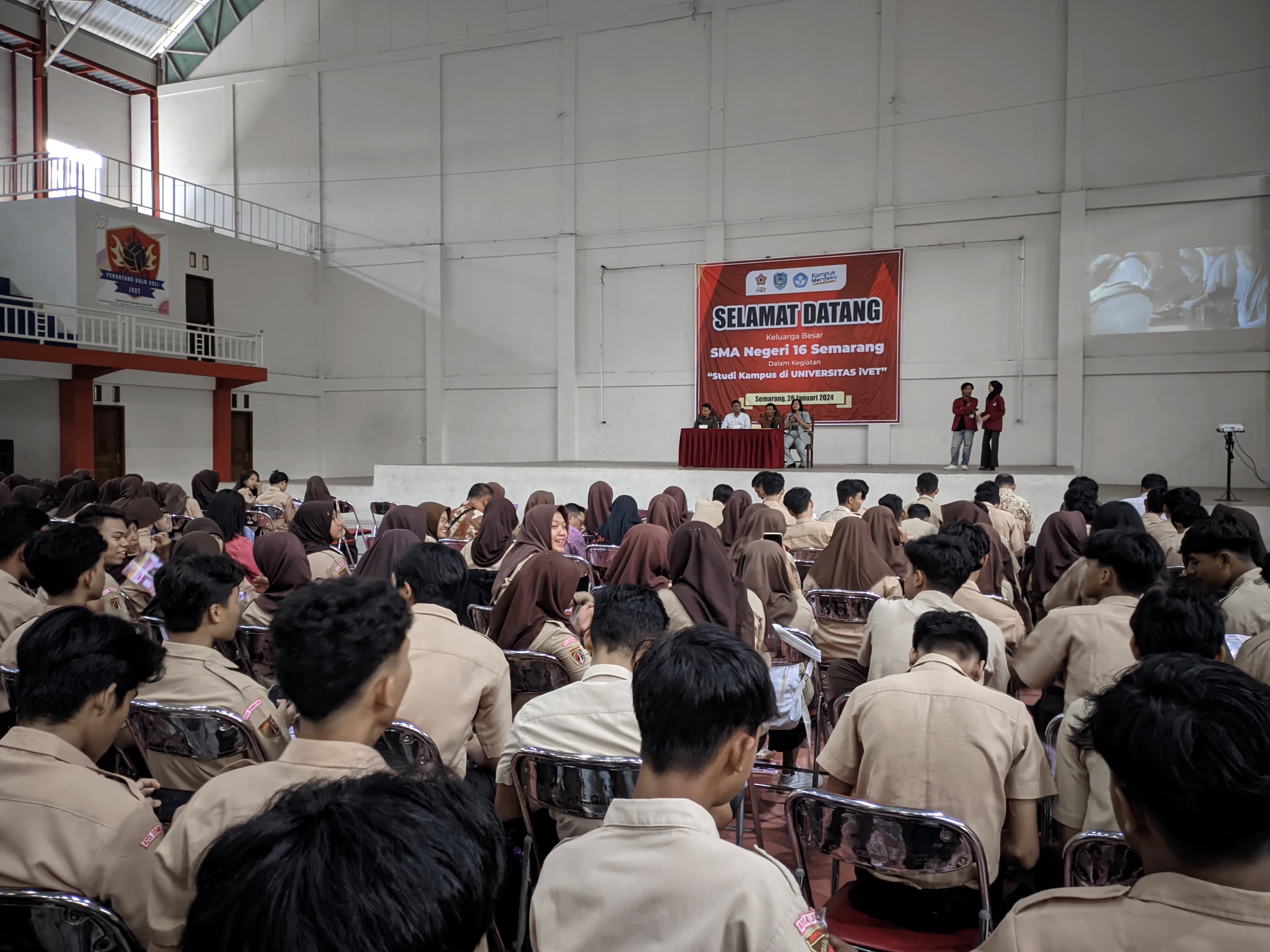 Universitas Ivet Terima Kunjungan Ratusan Siswa dari SMA N 16 Semarang
