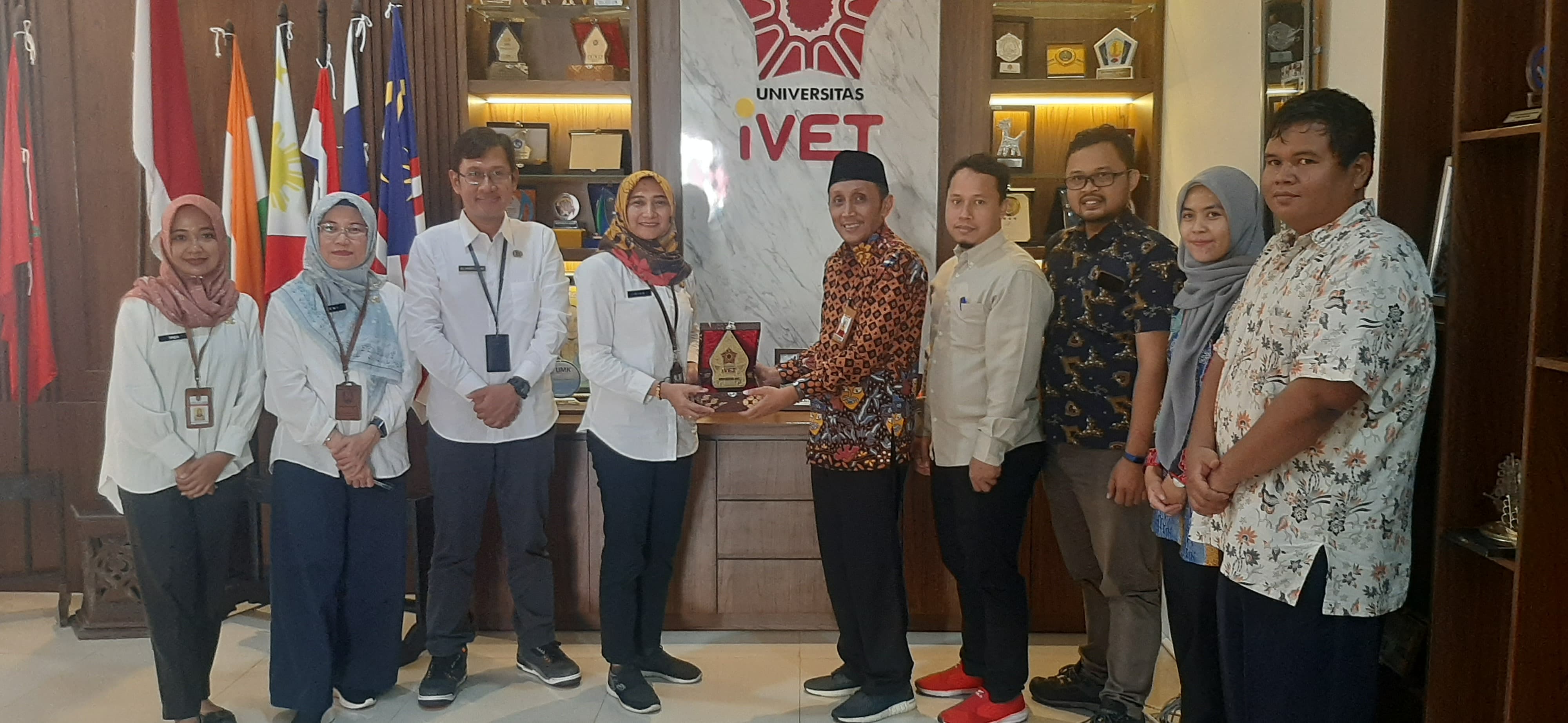 Rektor Universitas Ivet Terima Kunjungan dari Dinas Kesehatan Kota Semarang