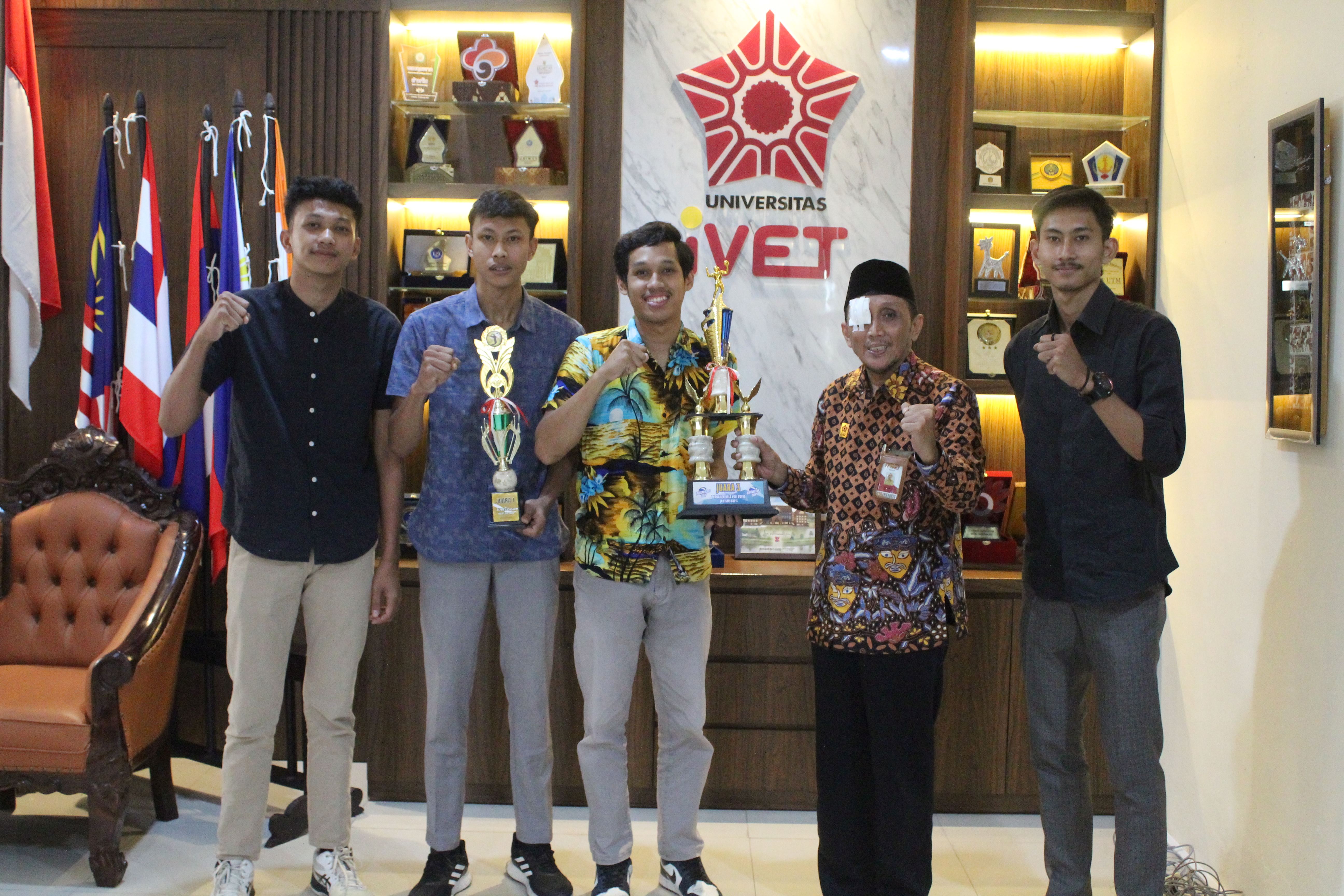 Voli Putra Universitas Ivet Borong Juara di Open Turnamen