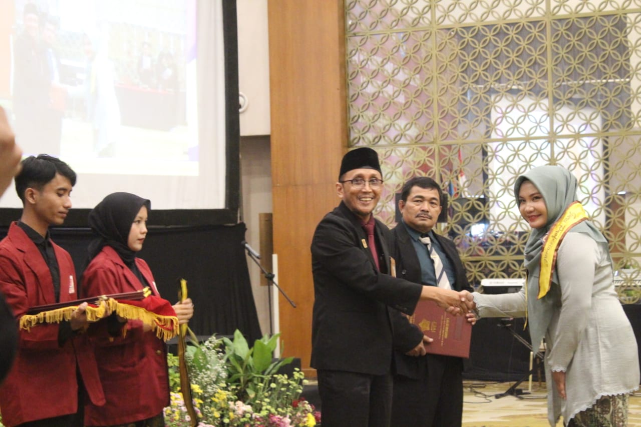 Universitas Ivet Mewisuda dan Sumpah Profesi Program PPG Untuk Pertama Kalinya