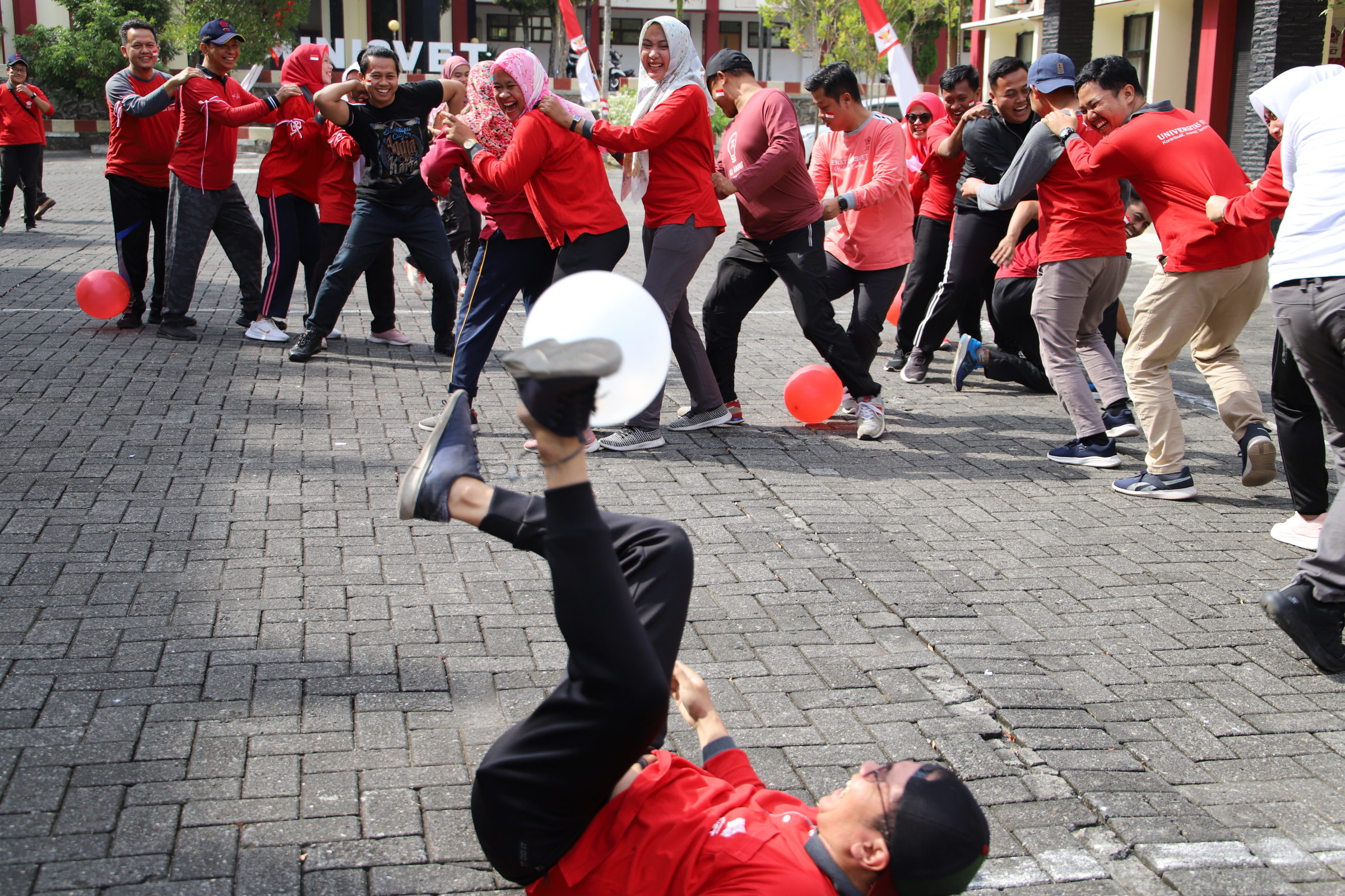 Lomba Kekompakan Mewarnai Perayaan HUT RI Ke 79 di Universitas Ivet