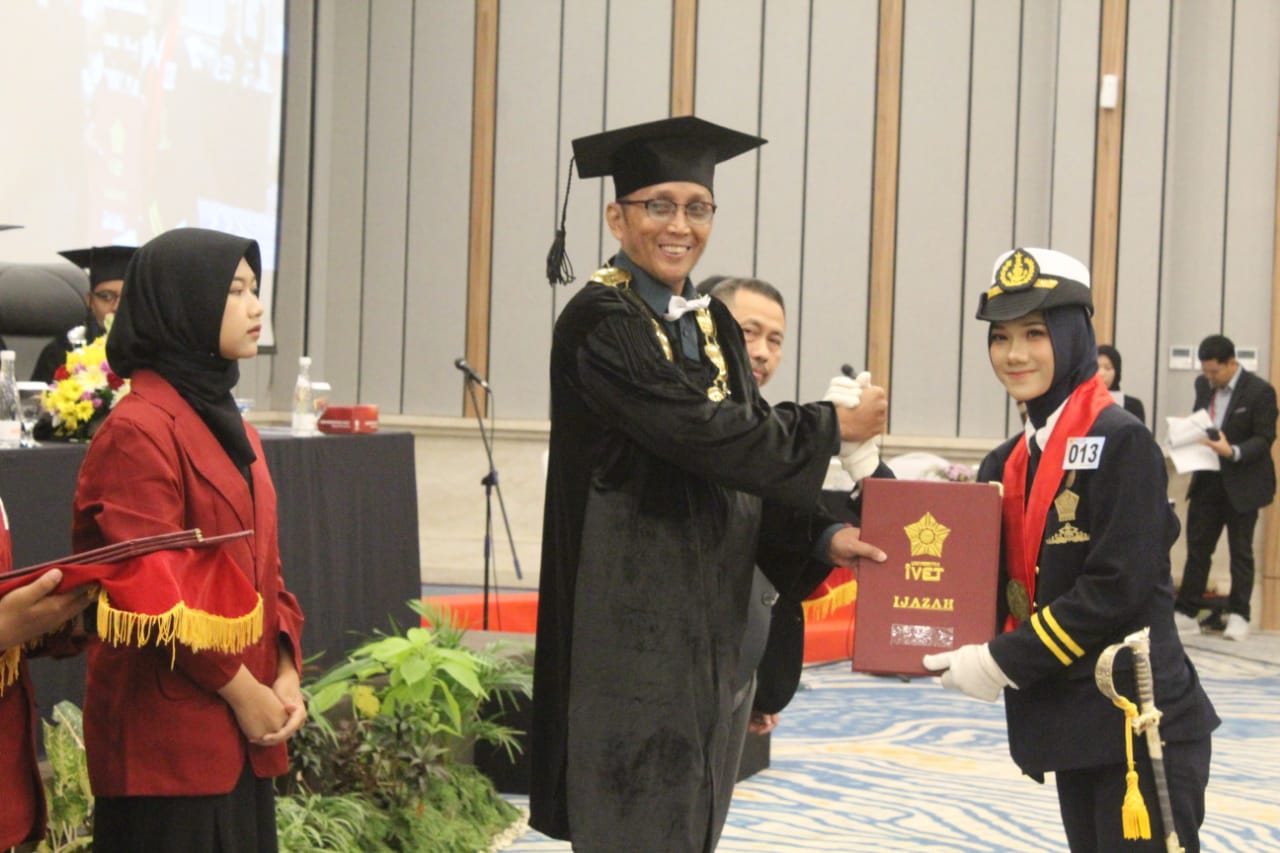 Wisudawan Universitas Ivet Diharapkan Menjadi Pribadi Yang Luar Biasa Tapi Rendah Hati