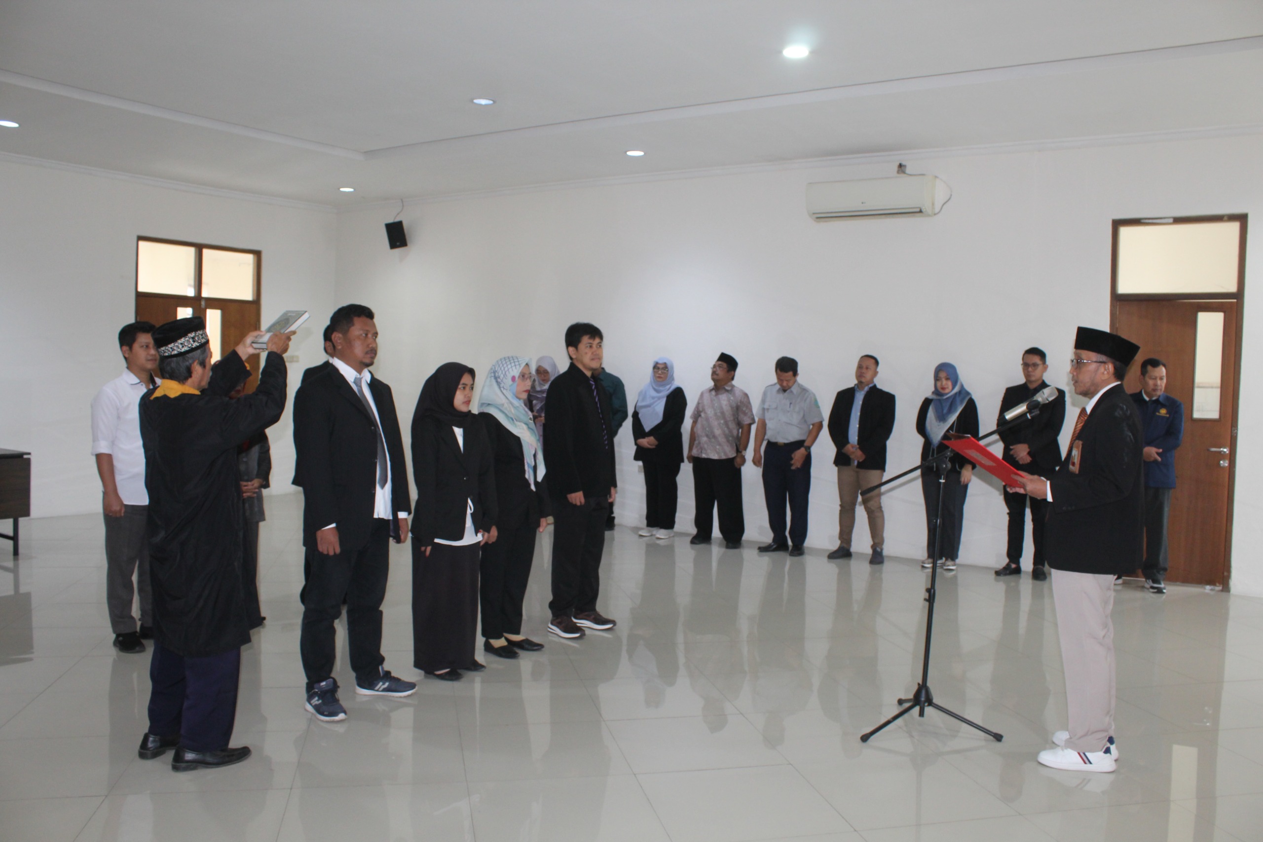 Lantik Sejumlah Pejabat Struktural Rektor Universitas Ivet Sampaikan Pesan