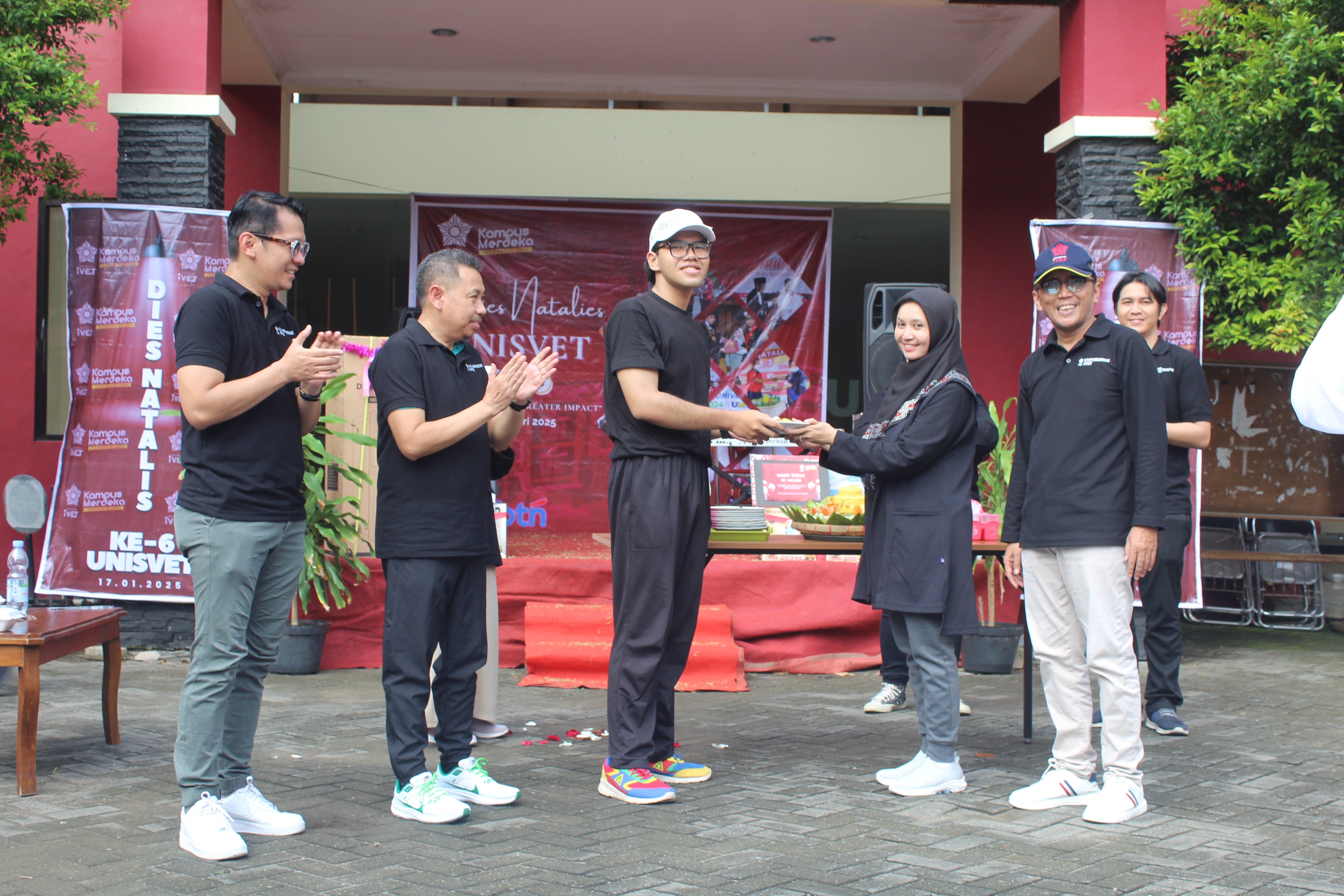 Dies Natalis Ke 6 Universitas Ivet Jalin Keakraban Antar Sivitas Akademika