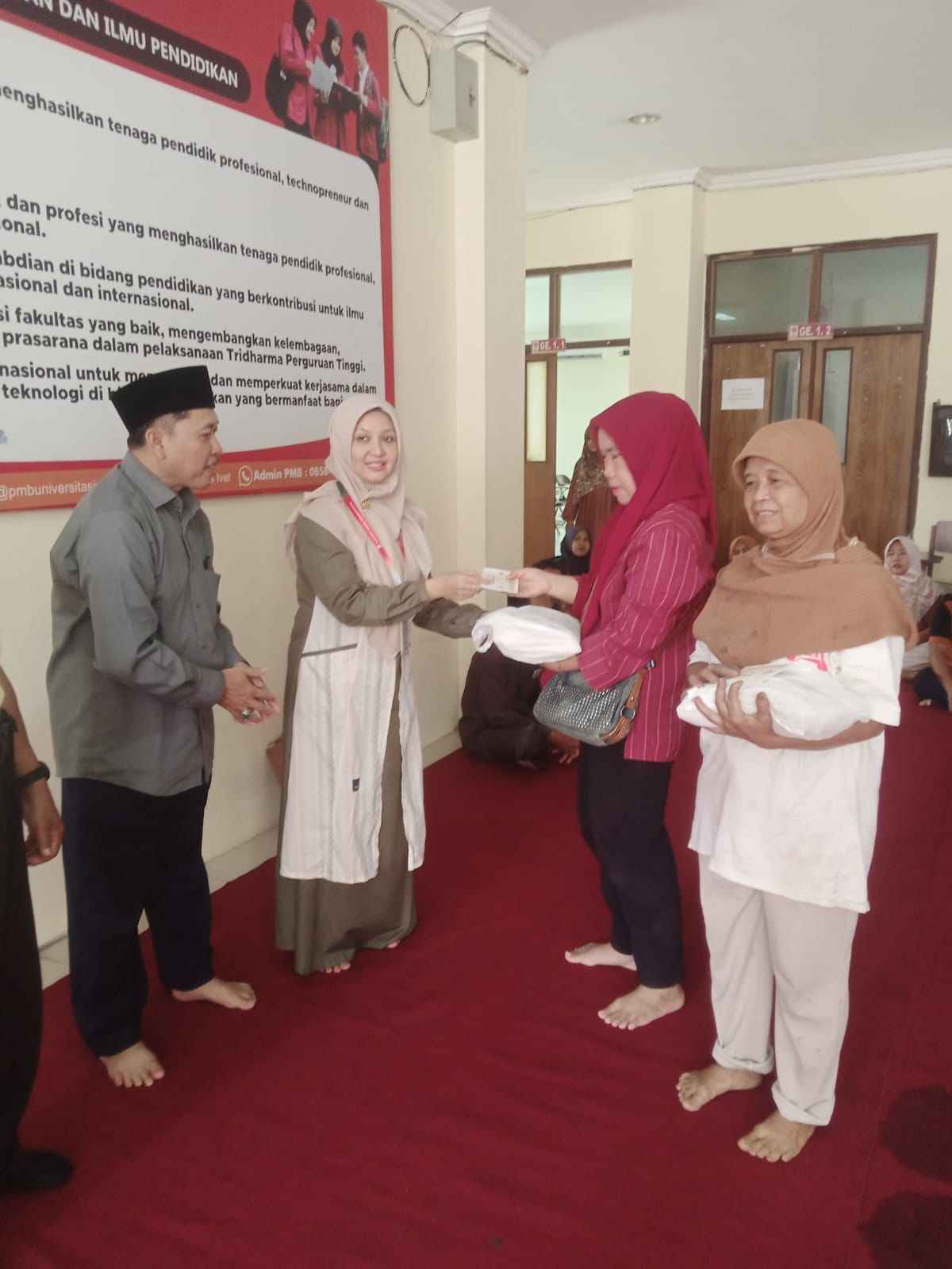 Rektor Unisvet Menyerahkan Zakat Secara Simbolis
