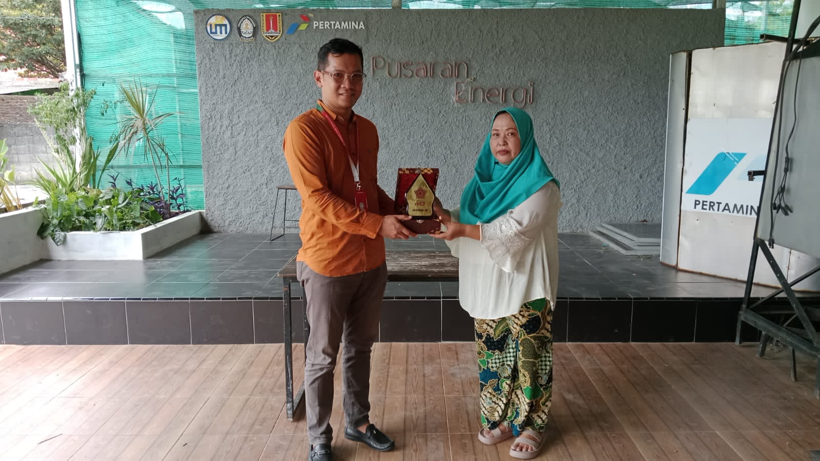 Hibah Kincir Angin dan Panel Surya dari Koperasi Pemasaran Pertaharjo Energi Sejahtera